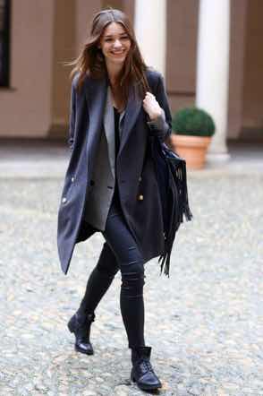 Cum să porţi un palton elegant pentru un look de vedetă