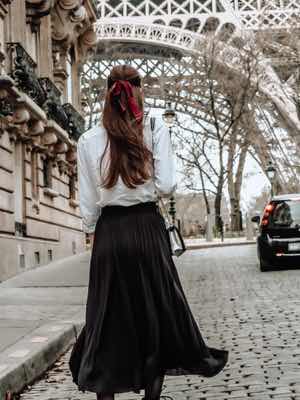 Cum porți o fustă neagră? Sfaturi pentru cele mai chic ținute